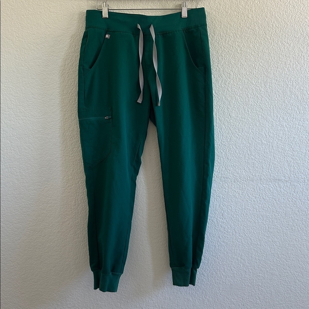 Limited Edition set of Figs Casma  Top and Zamora Jogger pants in Hunter Green - Picture 4 of 13